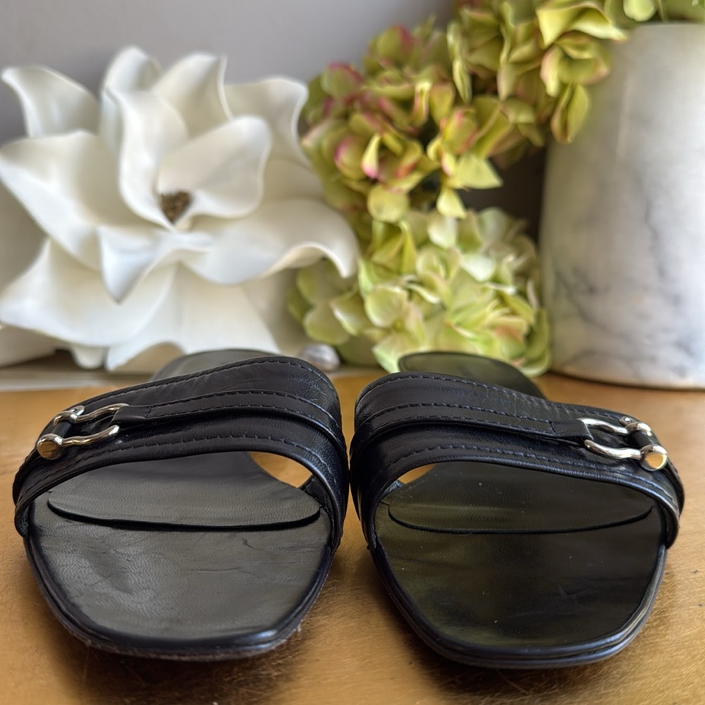 NWOT! Burberry Slide Sandals in Black Leather - Picture 4 of 14
